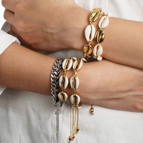 Jewelry - white & gold 'shell' braceleet